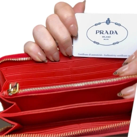 Prada zip-around continental wallet in Vitello Move leather in red (Lacca) - Picture 11 of 14